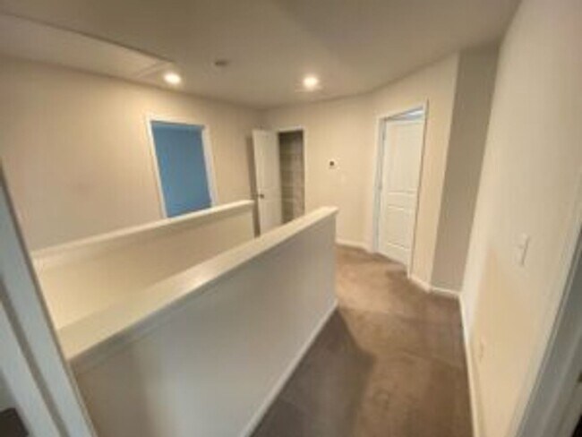 Building Photo - Like New in Longview!