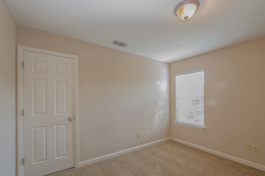Building Photo - 10237 Green Moss Dr N