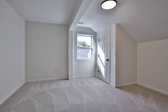 Building Photo - 252 Linden Ave