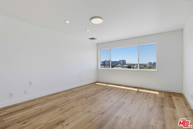 Building Photo - 435 N Oakhurst Dr