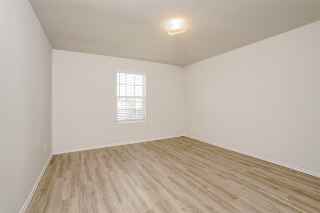 Building Photo - 4915 Sweet Chestnut Ln
