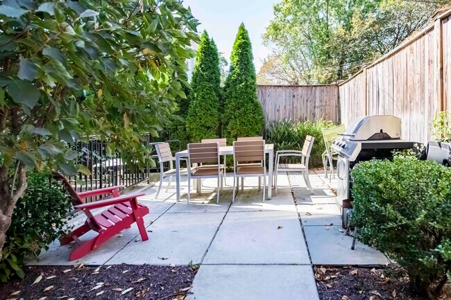 Building Photo - 809 Otis Pl NW