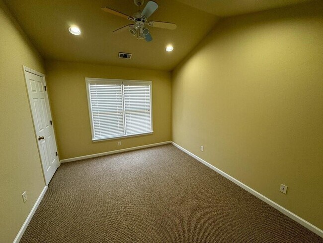 Building Photo - 2620 Springmonte Pl