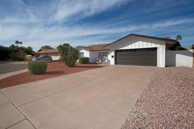 Building Photo - 8718 E Weldon Ave