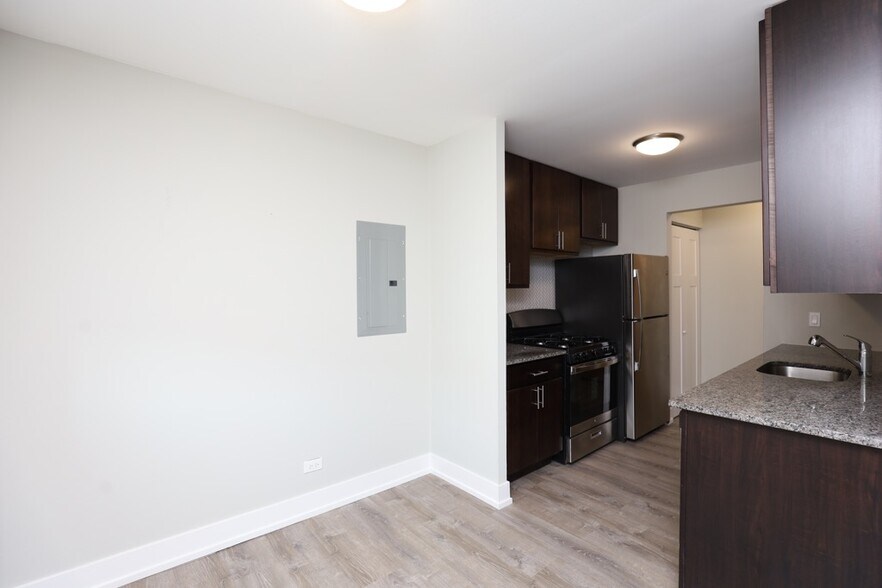 Building Photo - 533 W Surf St