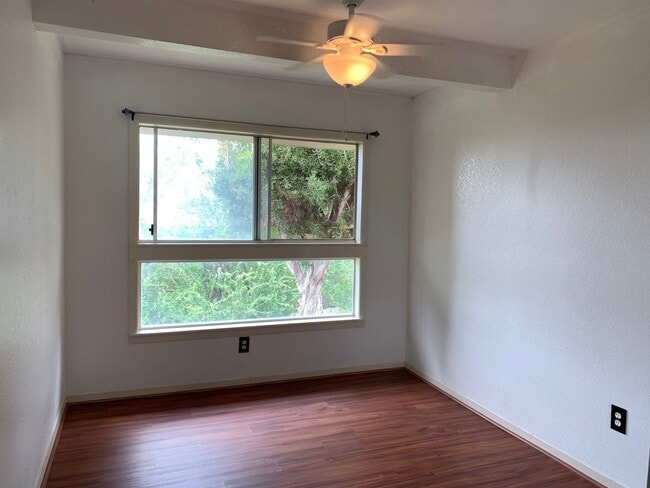 Building Photo - 2 bed 1 bath with 2 assigned parking in Ma...