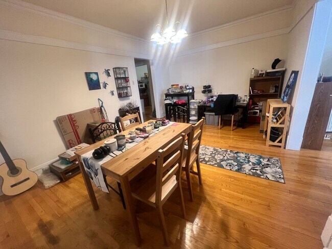 Building Photo - Lovely and Very Large Ravenswood Manor 1 BR