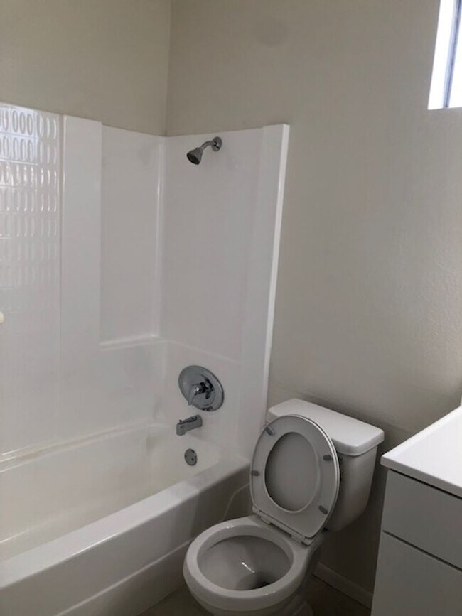 Building Photo - 4 Bed/2.5 Bath  Two Story Home in San Diego