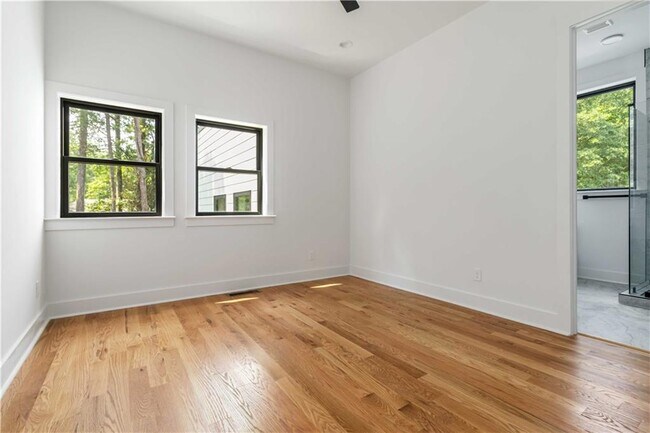 Building Photo - 1554 Columbia Cir