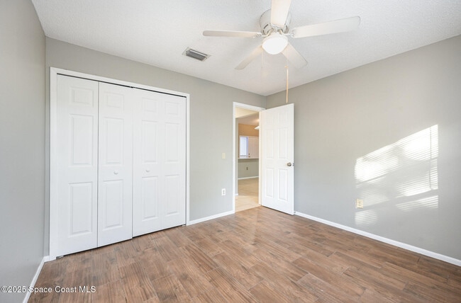 Building Photo - 869 Yorktowne Dr