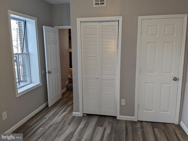 Building Photo - 142 W Hanover Street