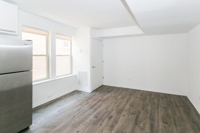 Building Photo - 925 W Carmen Ave