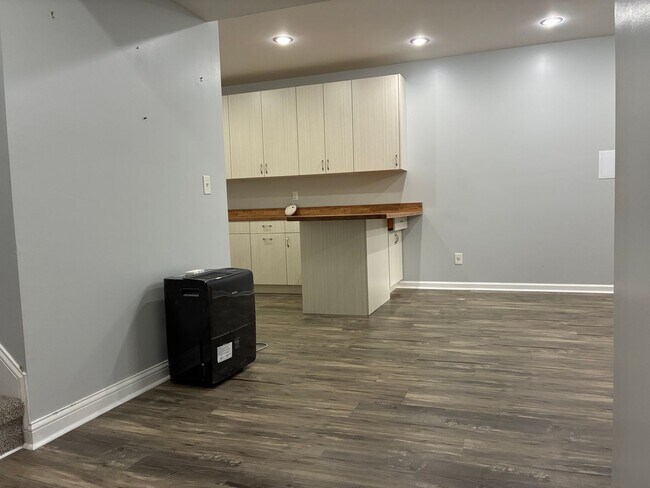 Building Photo - **Summer Ending BUT This Home is HOT**