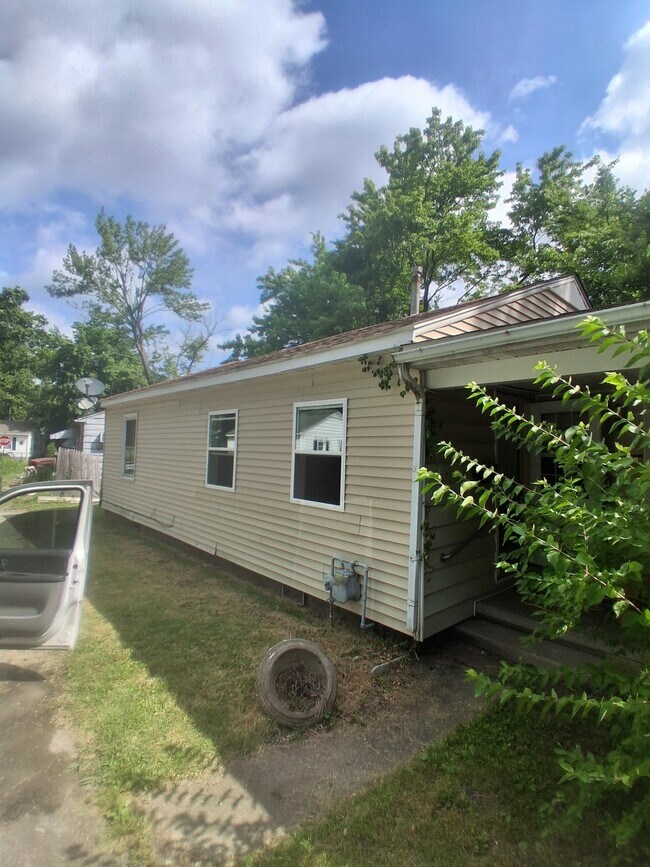 Building Photo - 11 B Ln