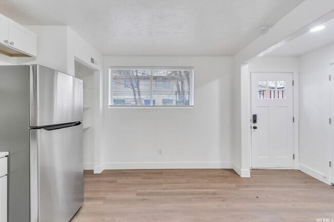 Building Photo - Ground Level 3 Bed 1 bath apartment!
