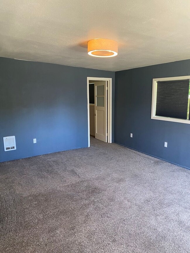 Building Photo - Fresh and bright!! 3 bedroom, 1 bath on la...