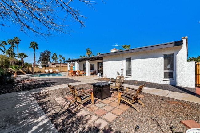 Building Photo - Spacious 5-Bed Scottsdale Home with Pool &...