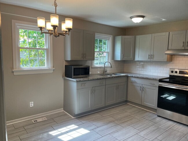 Building Photo - NOW AVAILABLE -  3 Bedroom, 1 Bath Home Ne...