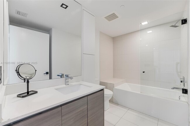 Building Photo - 460 NE 28th St