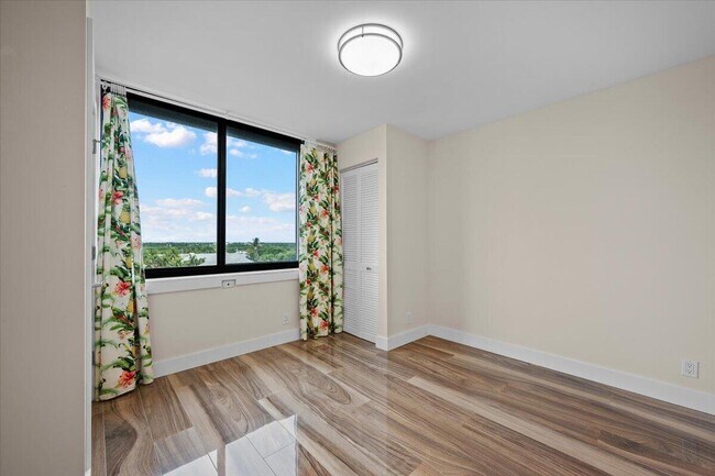 Building Photo - 911 Ocean Dr