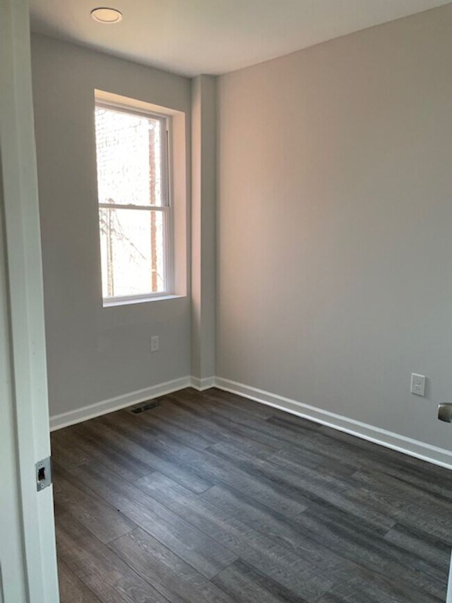 Building Photo - Beautifully Updated Townhome in Prime Location – Move-In Ready!