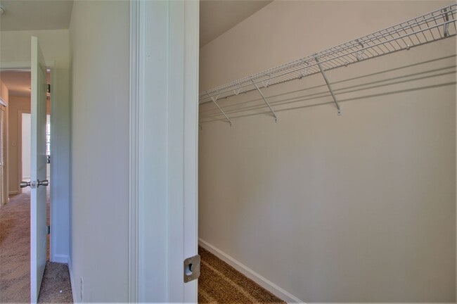 Building Photo - 2 BR/ 2.5 Bath Townhome located in The Tow...