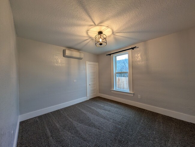 Building Photo - 2 bedroom 1 bath home