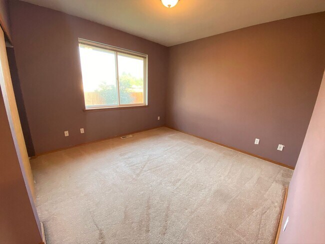 Building Photo - Large 3 Bed Home with Office, Fenced Yard,...