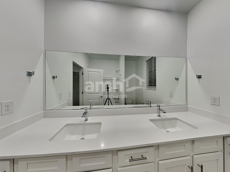 Building Photo - 12323 W Burruel Crk Ln