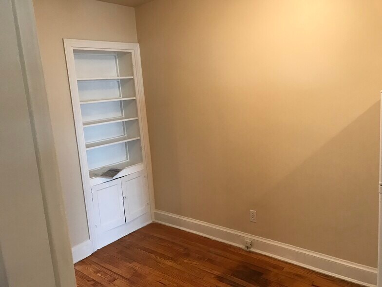 Eating area - 2821 7th St NE