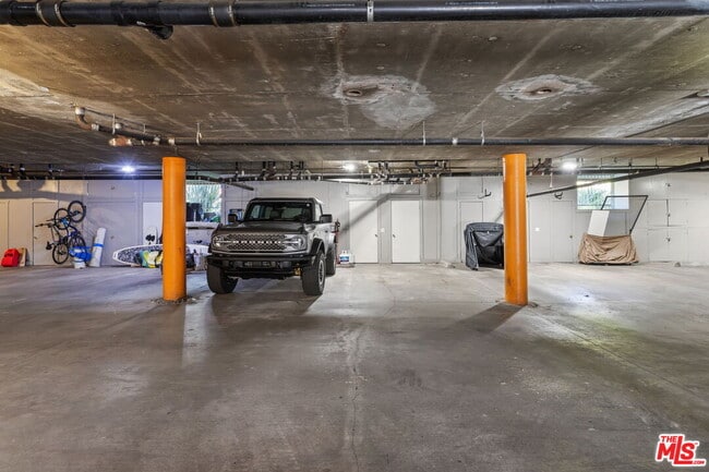 Building Photo - 4637 Park Dr