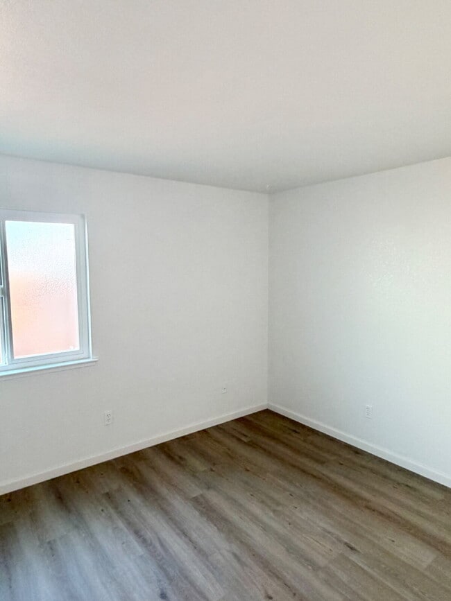 Building Photo - 3 bed 2 bath home vaulted ceilings close to hwy 80