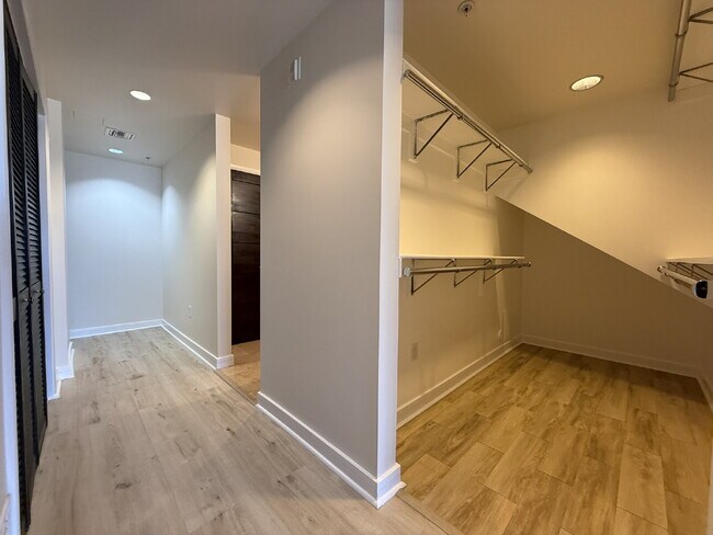 Building Photo - Penthouse Loft in Prime Downtown Location!