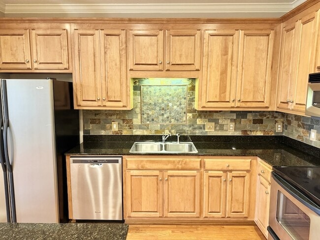 Building Photo - 1801 Brentwood Pointe