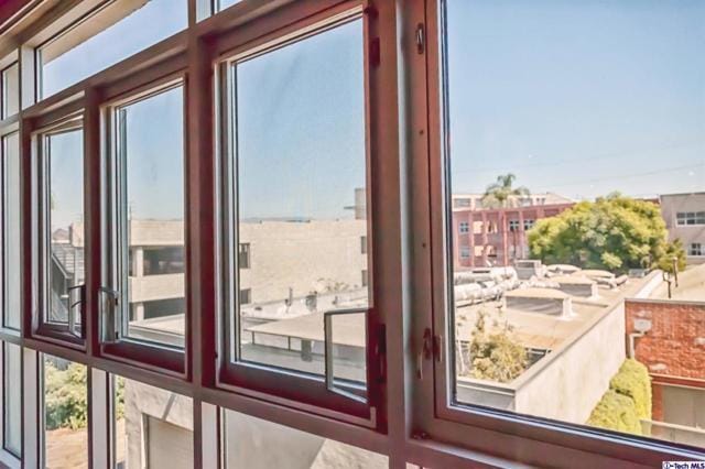 Building Photo - 530 S Hewitt St