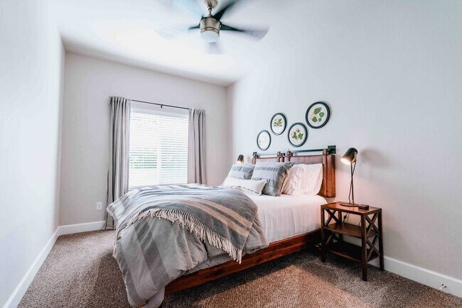 Building Photo - 406 NW Retreat Ln