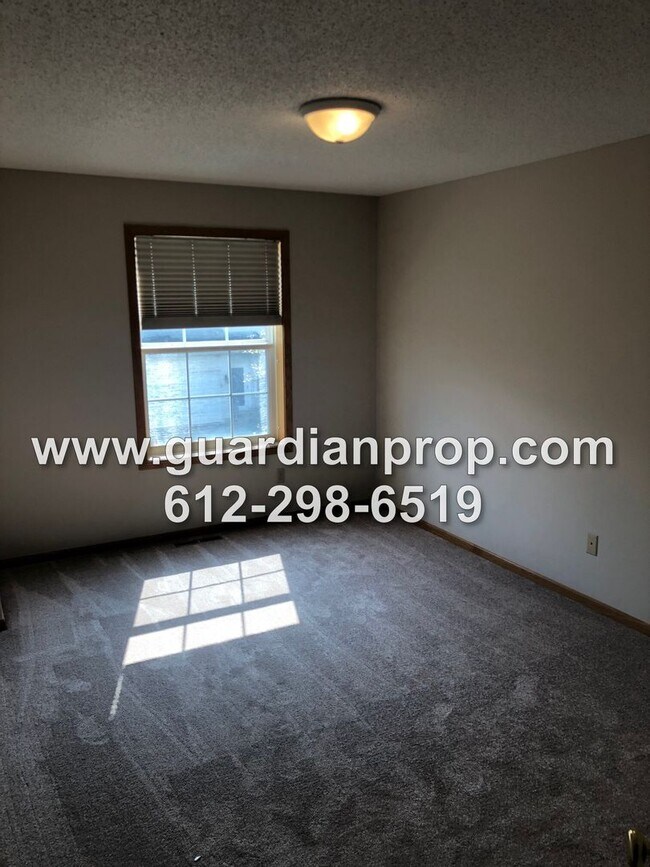 Building Photo - Shoreview Townhouse Available October 1, Open Floor Plan, Jacuzzi Tub, Fireplace, Attached Garage
