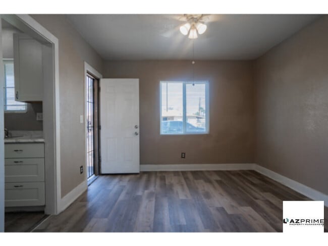 Building Photo - $500 OFF FIRST MONTH'S RENT MOVE IN SPECIA...