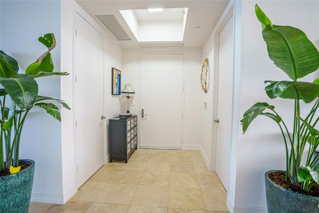 Building Photo - 15901 Collins Ave