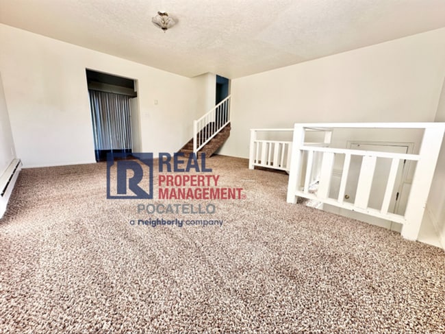 Building Photo - Updated 3 Bedroom 2 bath Townhome