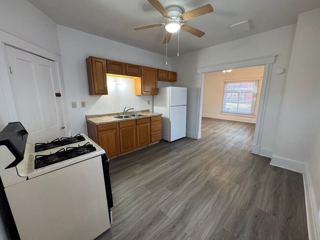 Building Photo - 2 Bedroom 1 Bathroom Duplex in Beloit, WI