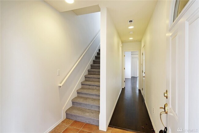 Building Photo - Great Crown Hill Townhouse Near Carkeek Pa...