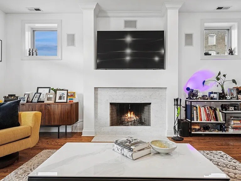 Building Photo - 453 N May St