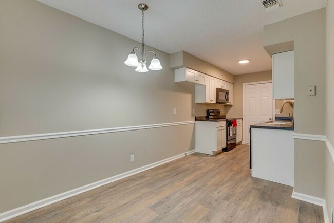 Building Photo - Beautiful Renovated Duplex in Madison