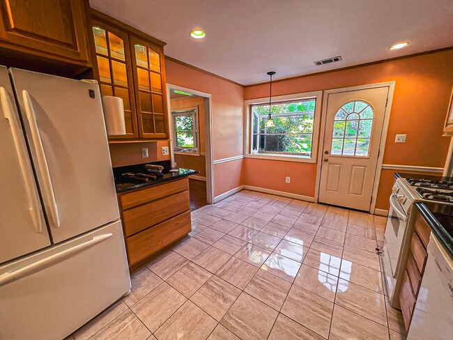 Building Photo - Cheerful 3 Bedroom 2 Bathroom With Office ...