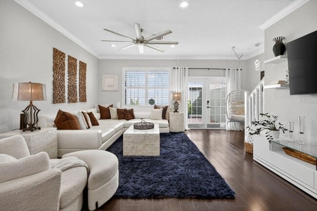 Building Photo - 203 E Thatch Palm Cir