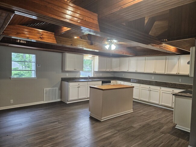 Building Photo - 1305 St Lawrence River Rd