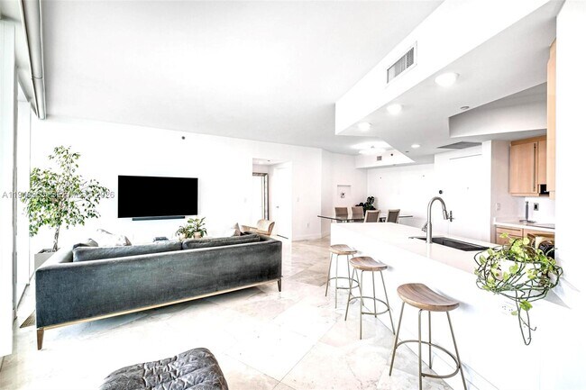 Building Photo - 1000 South Pointe Dr