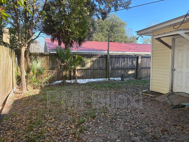 Building Photo - 1916 Hudson St