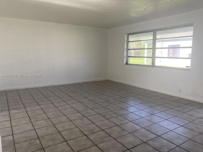 Building Photo - 5904 SW 27th St